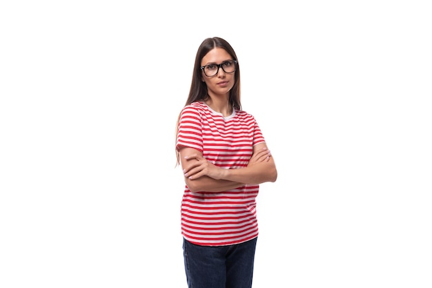 Mujer europea de un año de edad inteligente y exitosa con gafas de visión y camiseta a rayas rojas