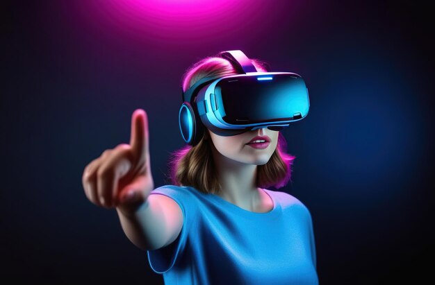 Mujer europea joven sonriente que usa gafas de realidad virtual y toca con el dedo al lado