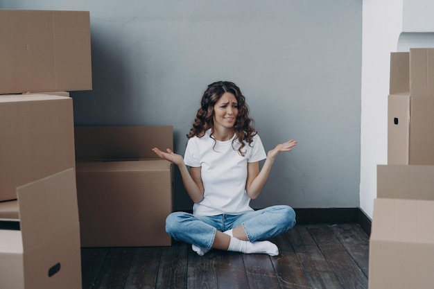 Mujer europea nerviosa tiene que empacar las cajas