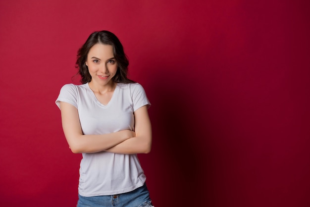 mujer europea en pared roja