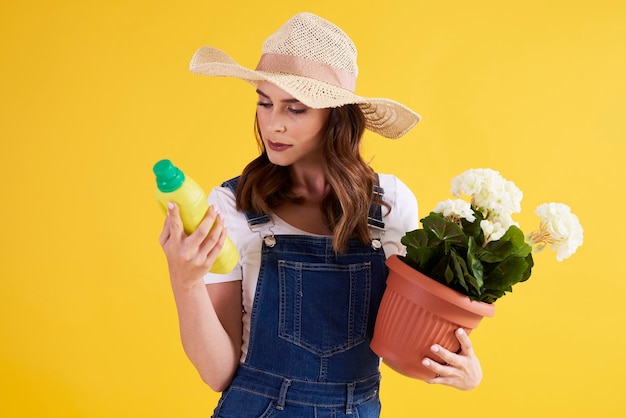 Mujer examinando la calidad del fertilizante para flor