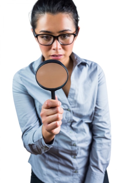 Foto mujer examinando con una lupa