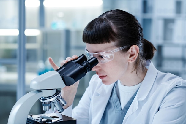 Mujer examinando el virus en el laboratorio.