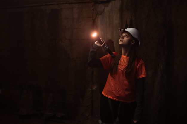 Mujer excavadora con linterna explora el túnel