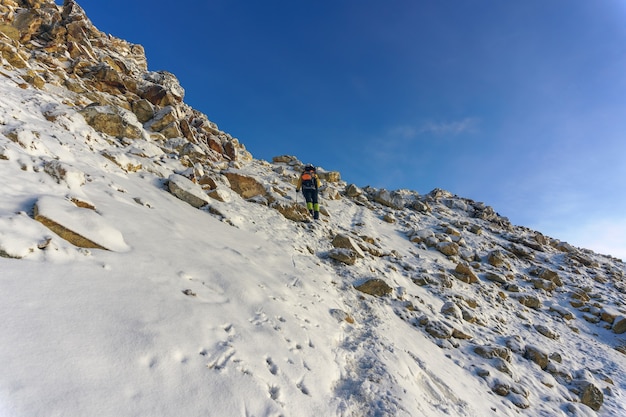 Mujer, excursionismo, en las montañas