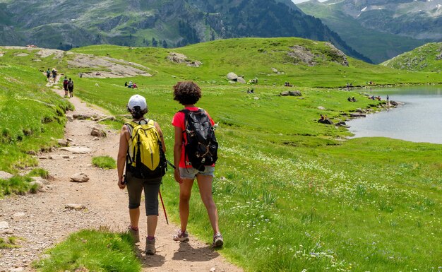 Mujer excursionista en el camino de los Pirineos franceses