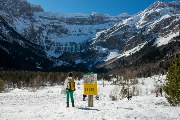 Mujer excursionista en el Circo de Gavarnie, Francia