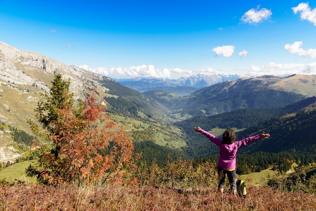 Mujer excursionista en la cumbre de los Alpes franceses