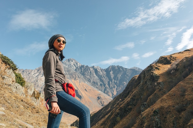 Mujer excursionista turística viajar a través de senderos de montaña.