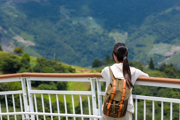 Una mujer excursionista visita la granja Qingjing en Taiwán