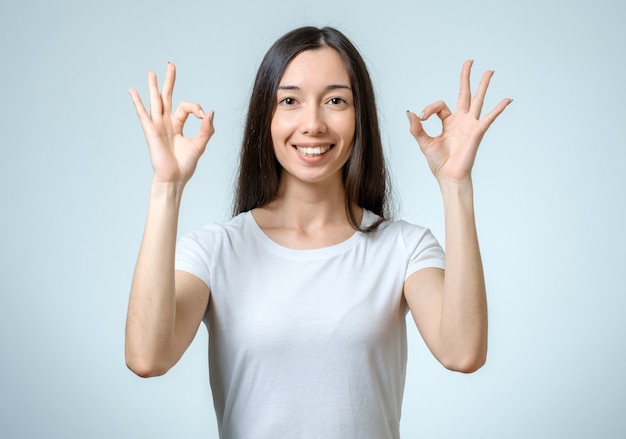 Mujer de éxito mostrando pulgares arriba gesto