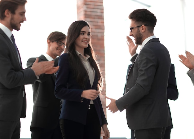 Mujer exitosa liderando un grupo empresarial y luciendo feliz