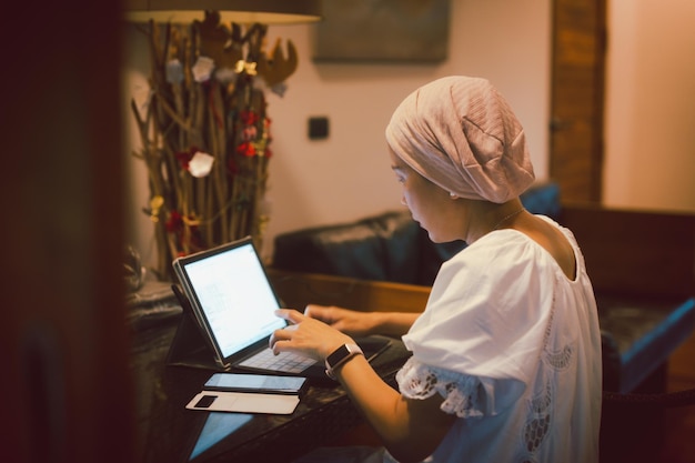 Mujer exitosa trabajando en una laptop en casa