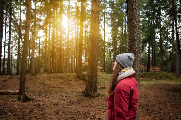 Una mujer explora nuevos lugares mágicos y fantásticos alrededor del mundo rodeada de naturaleza