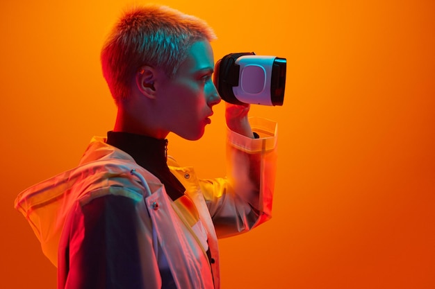 Mujer explorando el ciberespacio con gafas VR