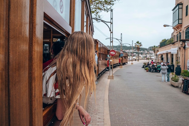 Mujer explorando la ciudad histórica mientras viaja en tranvía tradicional