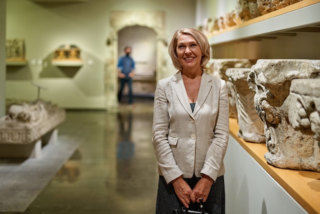 Mujer explorando exposiciones medievales en el museo