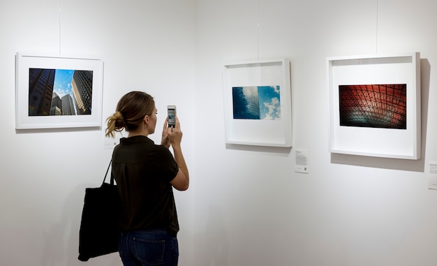 Mujer en una exposición de arte.