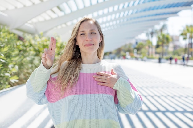 Foto mujer expresando un concepto