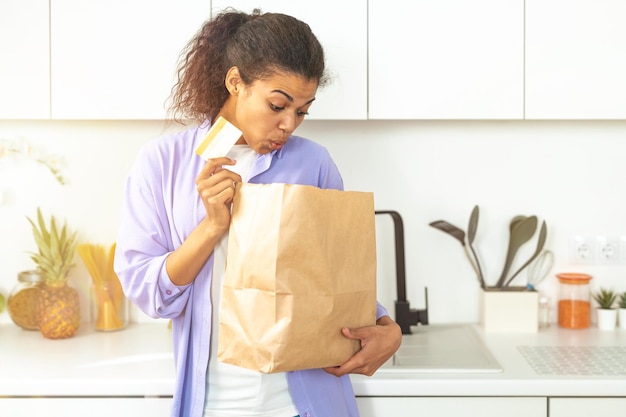 Mujer expresiva con una bolsa de compras ordenada en línea