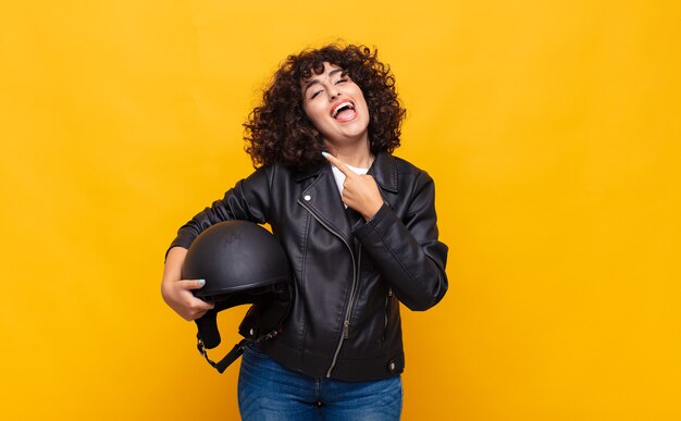 Mujer expresiva posando en el estudio