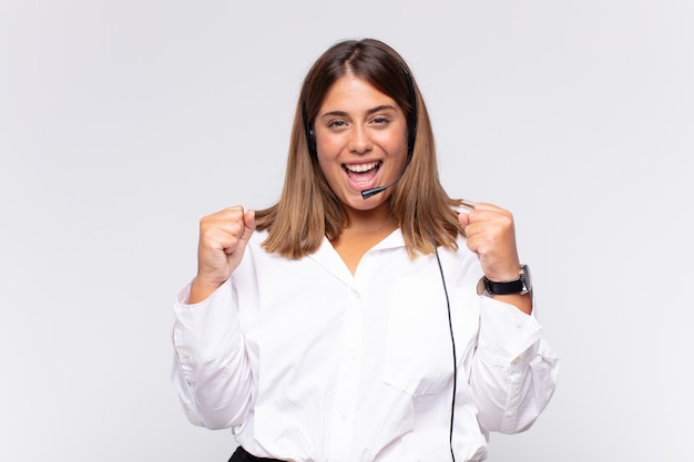 Mujer expresiva posando en el estudio