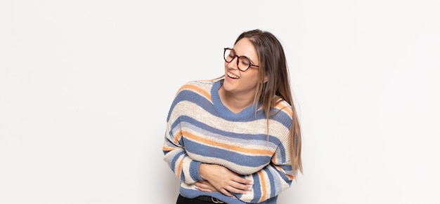 Mujer expresiva posando en el estudio