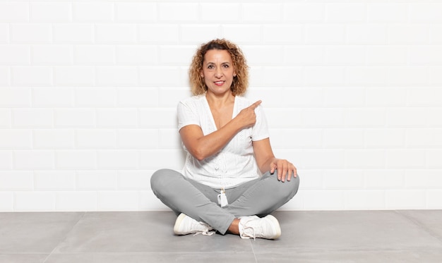 Mujer expresiva posando en el estudio