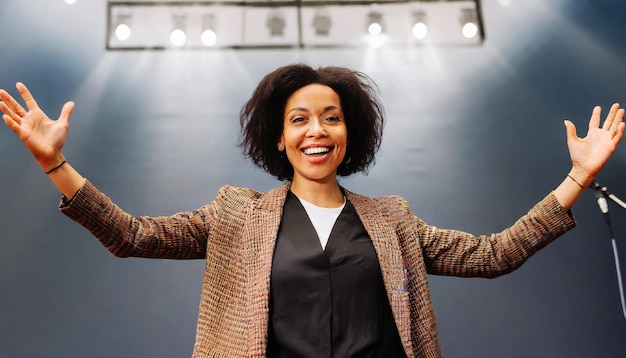 Mujer expuesta oradora motivacional en el escenario Diversidad Éxito Liderazgo concepto STEM