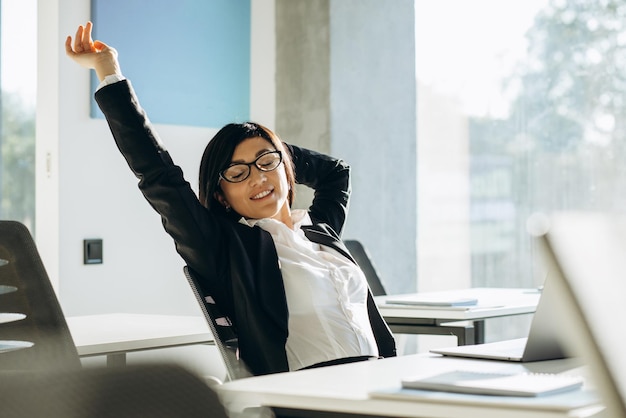 mujer, extensión, en, el, escritorio de oficina