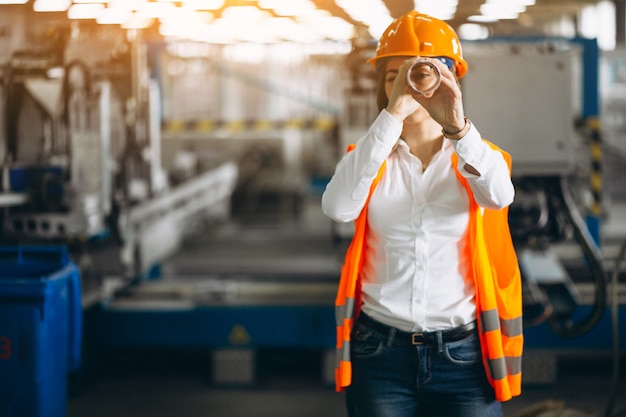 Mujer en una fábrica