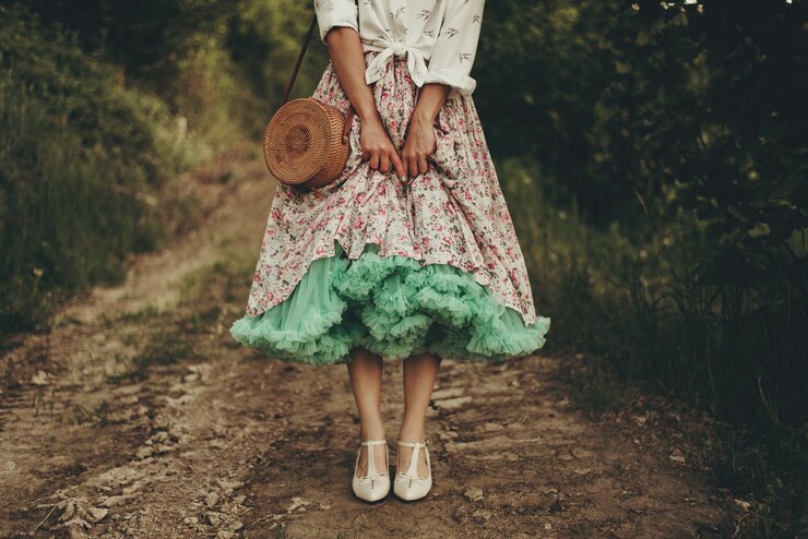 Foto mujer con falda esponjosa de pie en un camino de campo