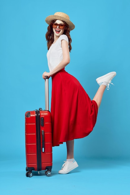 mujer, en, falda roja, equipaje, vacaciones, viaje, vuelo, destino