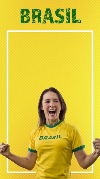 Mujer fan brasileña celebrando con un fondo amarillo