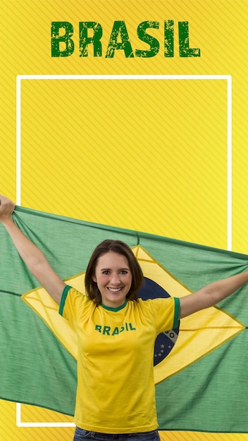Foto mujer fan brasileña celebrando con un fondo amarillo