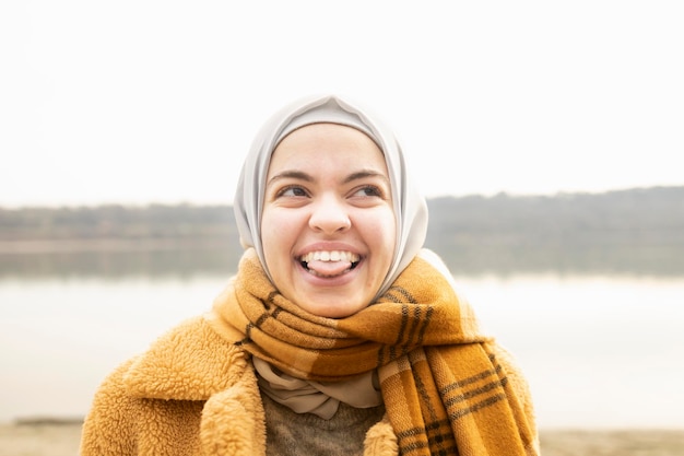 Mujer fea que hace caras tontas