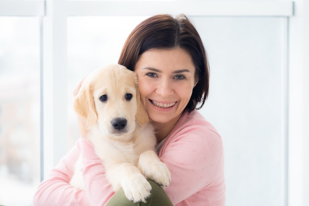 Mujer feliz, abrazar, perro