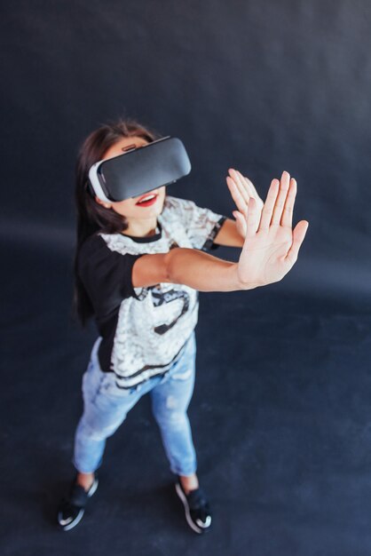 La mujer feliz adquiere la experiencia de usar gafas VR de realidad virtual.