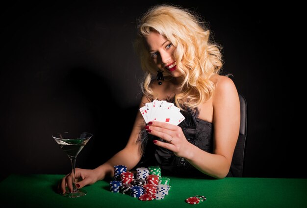 Mujer feliz y afortunada jugando al póquer