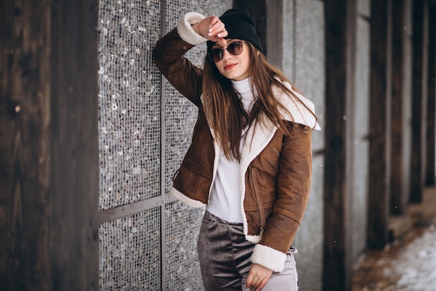 Mujer feliz afuera en invierno