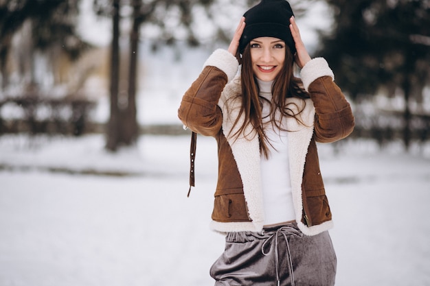 Mujer feliz afuera en invierno