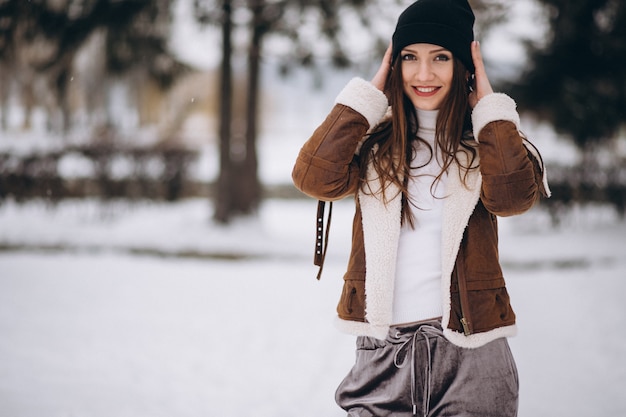 Mujer feliz afuera en invierno