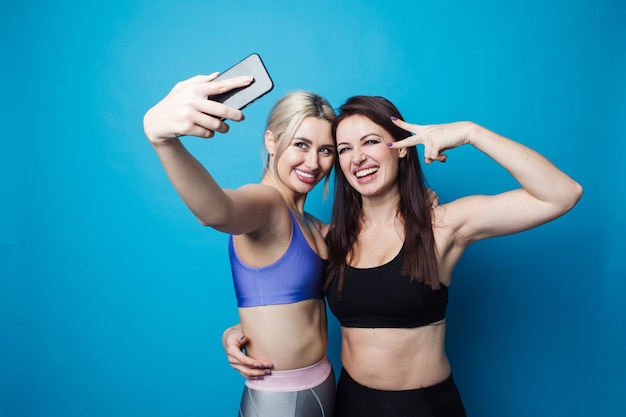 Mujer feliz y alegre vestida con monos de fitness