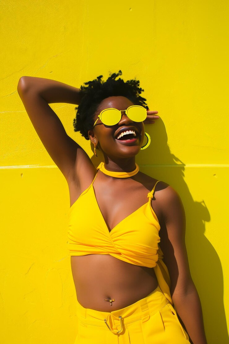 Mujer feliz en un amarillo posa en el estilo de las vacaciones dadcore solapunk brillante brillante transavanguardia babycore ferrania natural