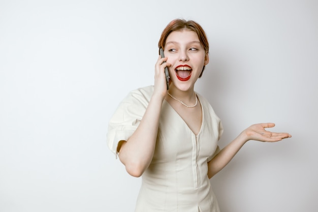 Mujer feliz aprendiendo buenas noticias en su teléfono móvil