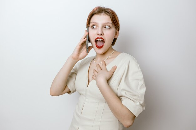 Mujer feliz aprendiendo buenas noticias en su teléfono móvil