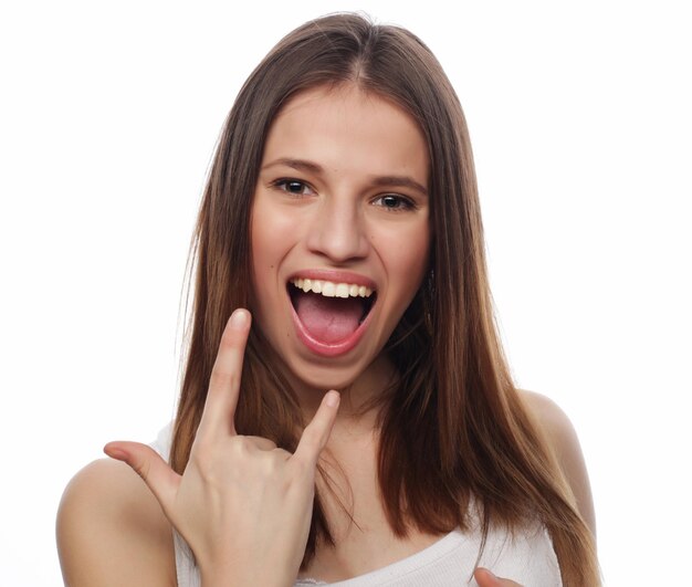 Mujer feliz apuntando el dedo hacia arriba en copyspace aislado en un blanco