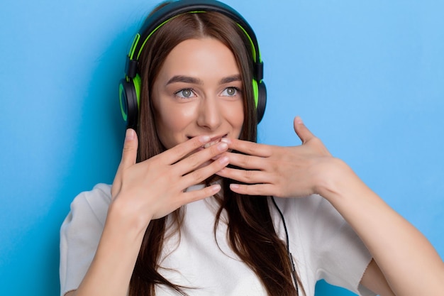 Mujer feliz con auriculares escuchando música