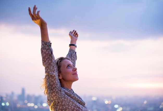 Mujer feliz en una azotea