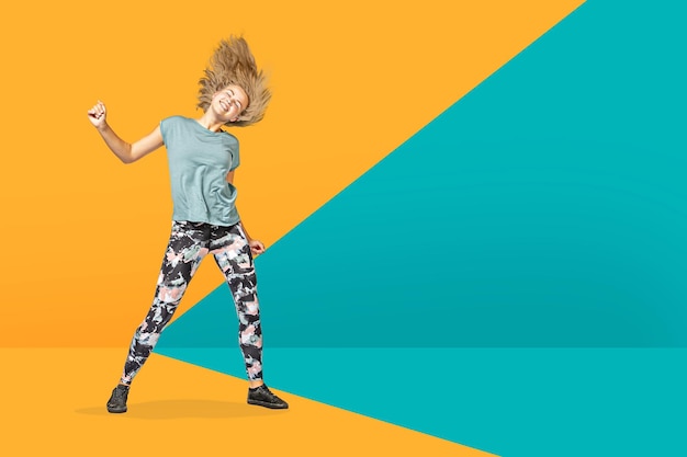 Foto mujer feliz bailando contra un fondo de dos tonos